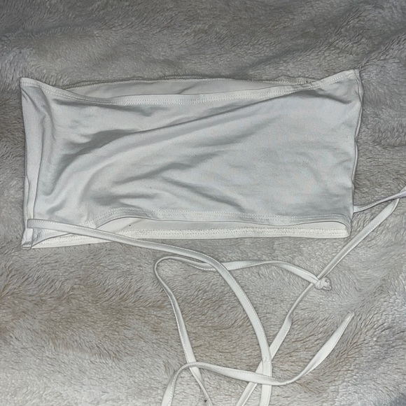 White, comes with ties - Picture 2 of 2